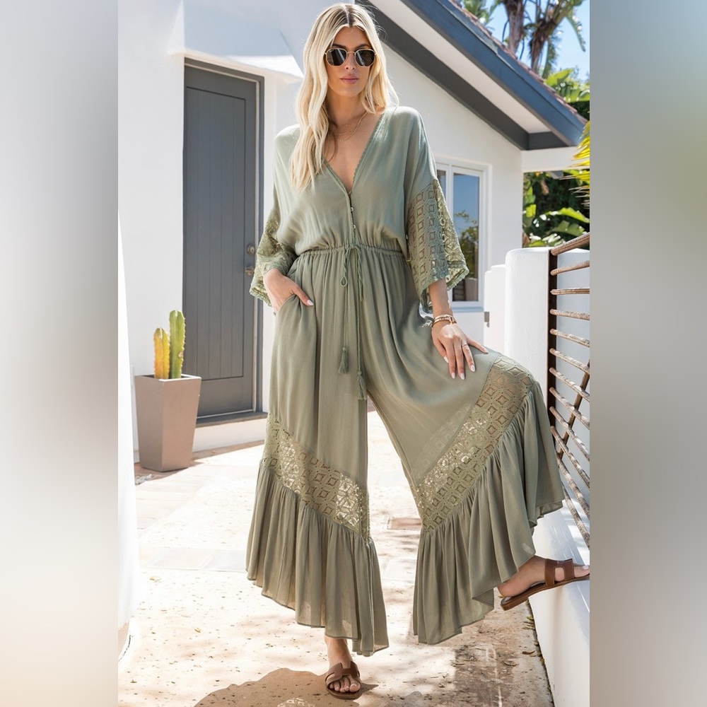 Chic Green Jumpsuit with Flowy Fit and V-Neckline